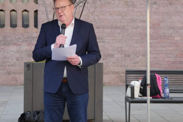 Oberbürgermeister Torsten Burmester bei seiner Rede zum Welt-Roma-Tag