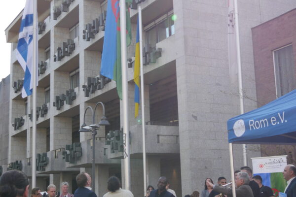 Die Roma-Flagge wird gehisst