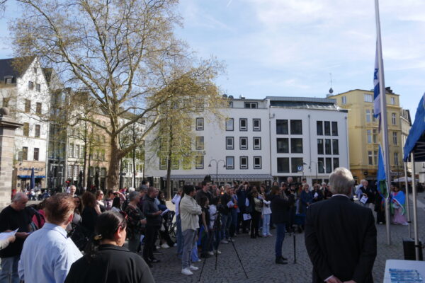 Gäste am Rathaus beim Hissen der Flagge