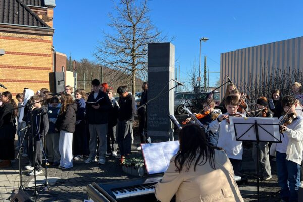 Teilnehmende bei der Gedenkveranstaltung