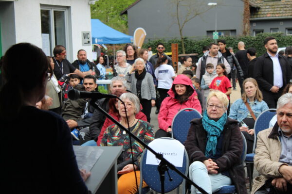 Gäste beim offiziellen Teil der Feier am 11.04.2026