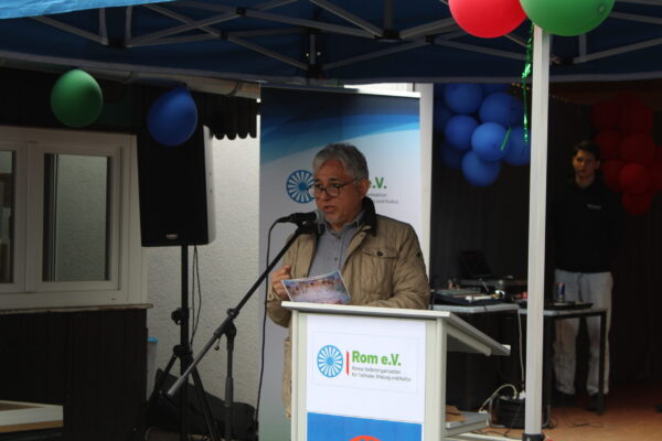Ruzdija Sejdovic, 1. Sprecher des Rom e.V., begrüßt die Gäste